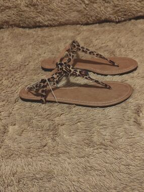 Leopard Print Thong Sandals in Tan Footbed